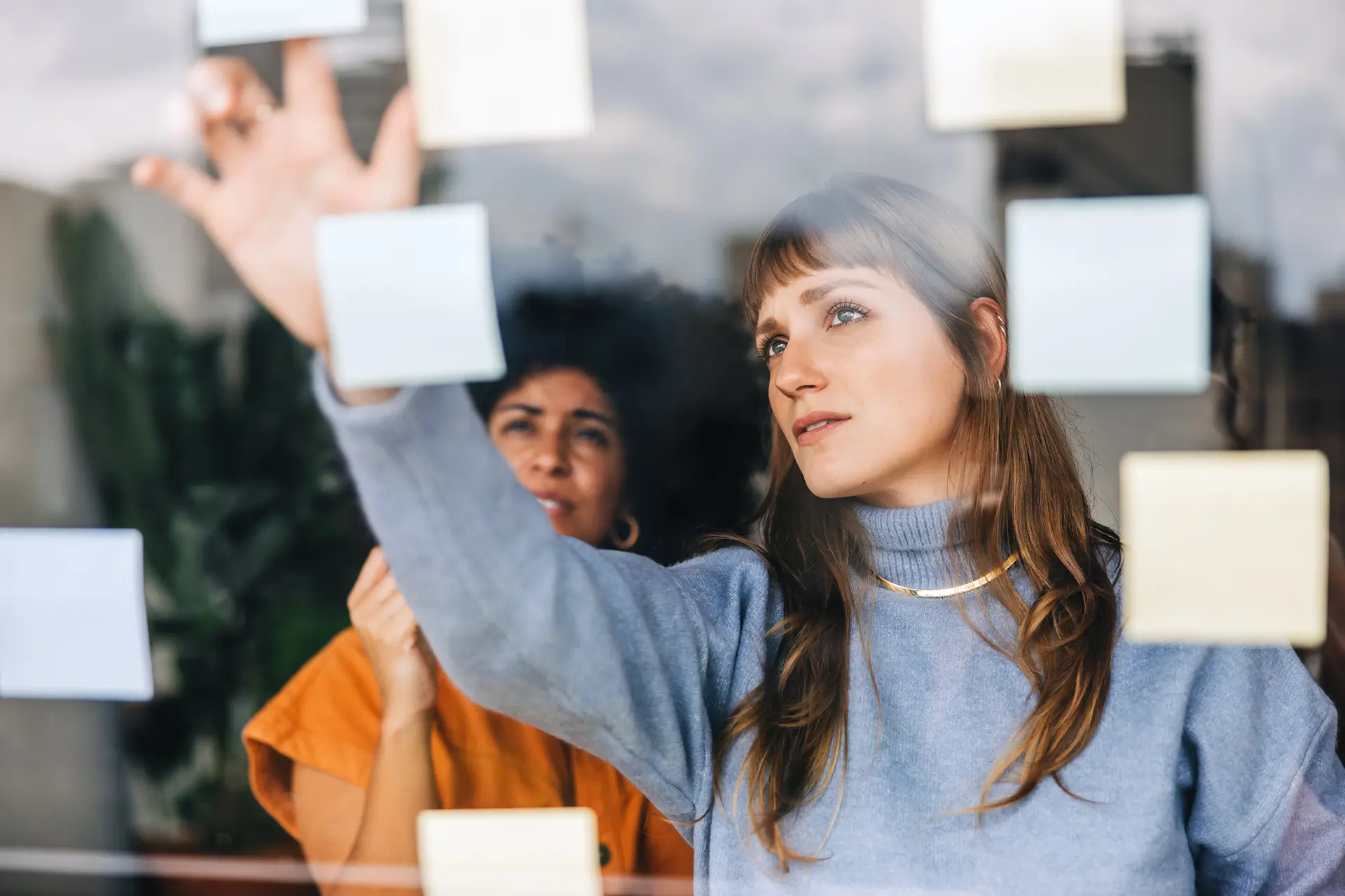 Zwei Frauen besprechen den Brand Guideline am Whiteboard
